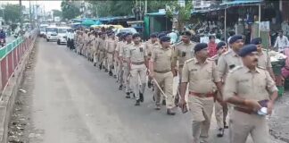 आगामी त्यौहारों को देखते हुए झालोद पुलिस द्वारा कस्बे में पैदल मार्च निकाला गया।