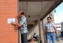 दाहोद के भीलवाड़ा क्षेत्र में नव निर्माणाधीन मल्टी स्पेशलिटी हॉस्पिटल की दस मंजिला इमारत की दीवार पर मामलतदार द्वारा नोटिस लगा कर सील कर दिया गया।