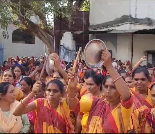 दाहोद जिले की आंगनवाडी कार्यकर्ताओं ने लंबित मांगों को लेकर थाली,बेलन निकालकर विशाल रैली निकाली।