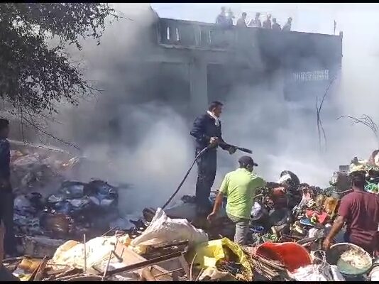दाहोद शहर के छापरी रोड पर प्लास्टिक भंगार के एक गोदाम में आग लग गई।