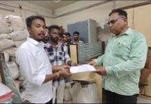 दाहोद जिले के ग्राम नगराला में पुस्तकालय एवं खेल मैदान बनाने हेतु ग्रामीण युवाओं द्वारा प्रशासनिक अधिकारी को दिया गया आवेदन।